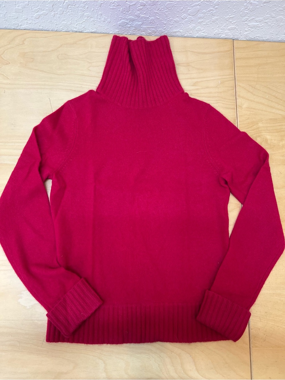 100% cashmere Lord & Taylor Vibrant Red Ribbed Turtleneck Sweater size S